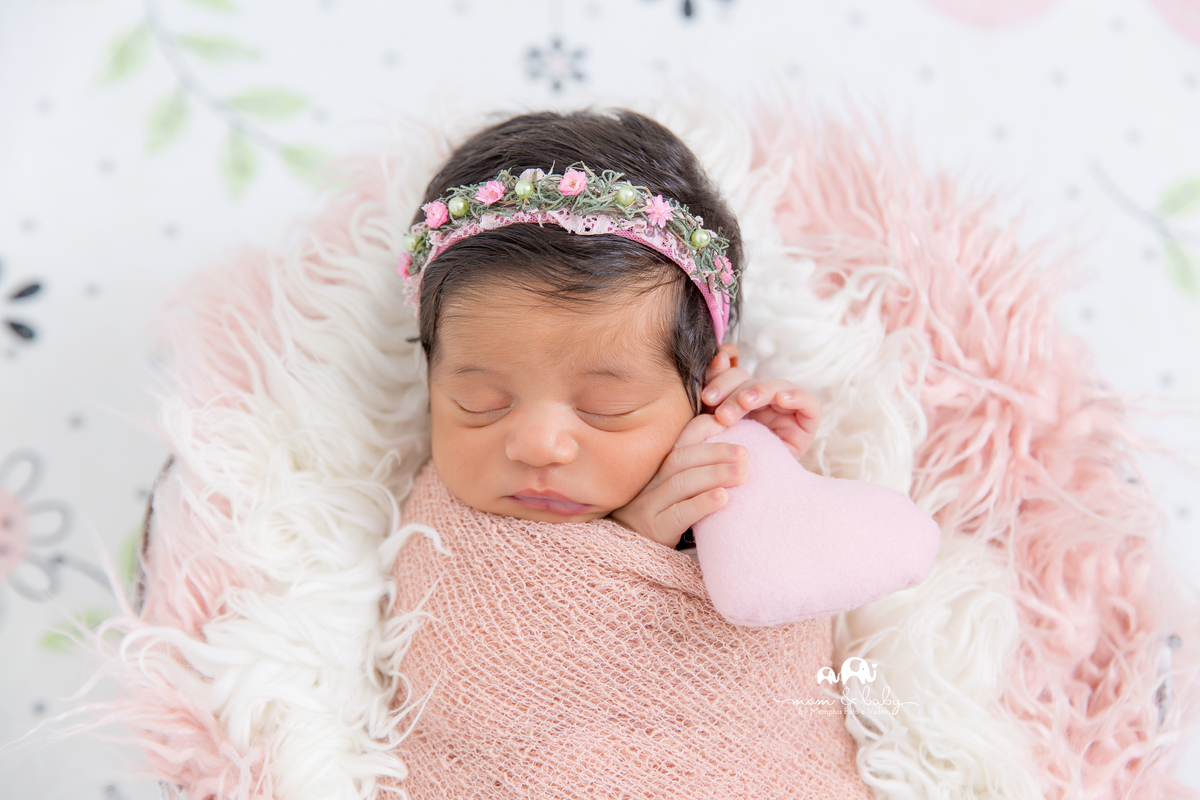 ensaio Newborn em santos,fotografas de santos,bebes de santos,estudio fotografico em santos,segurança,especialistas em newborn em santos,melhores fotografas de newborn em santos,jo farah leticia farah,cestinho,wrap rosa, coração pelo branco e rosa flores 