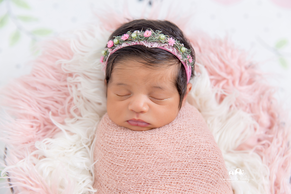 ensaio Newborn em santos,fotografas de santos,bebes de santos,estudio fotografico em santos,segurança,especialistas em newborn em santos,melhores fotografas de newborn em santos,jo farah leticia farah,cestinho,wrap rosa, coração pelo branco e rosa flores 