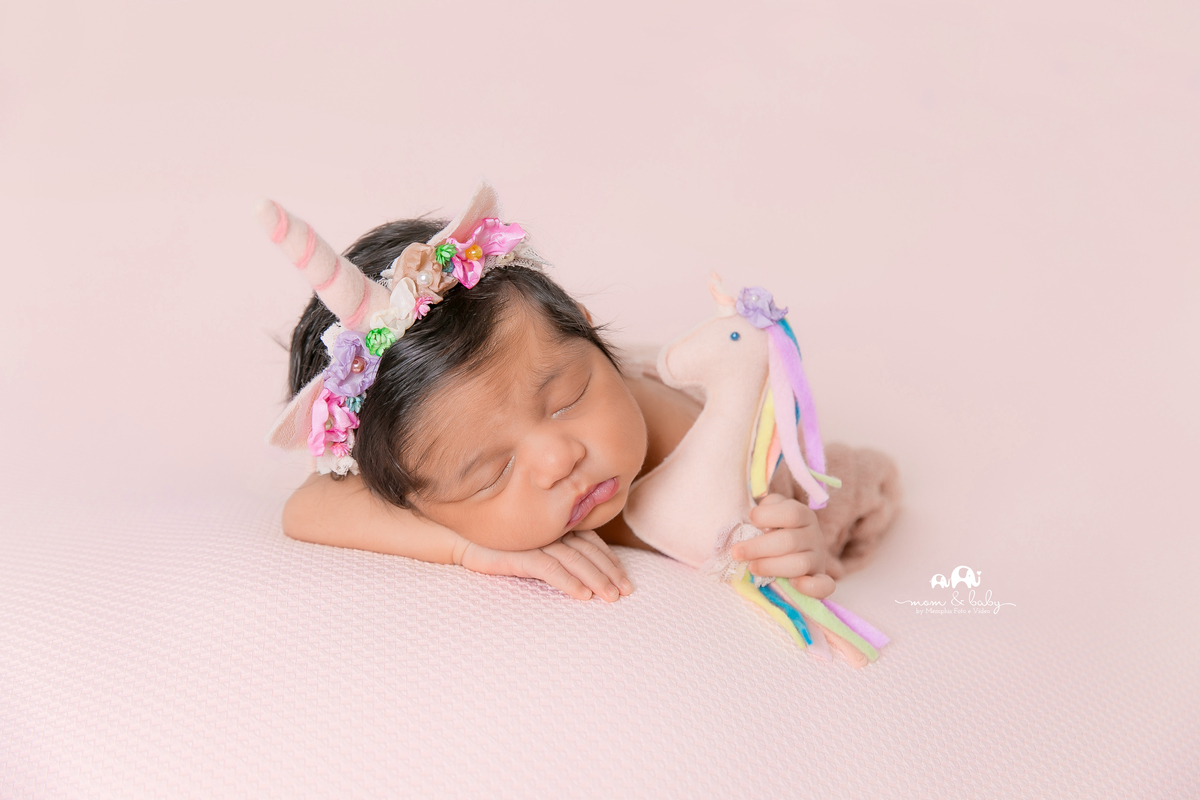ensaio Newborn em santos,fotografas de santos,bebes de santos,estudio fotografico em santos,segurança,especialistas em newborn em santos,melhores fotografas de newborn em santos,jo farah leticia farah.manta rosa,bebe de unicornio pose do bracinho,luz suav