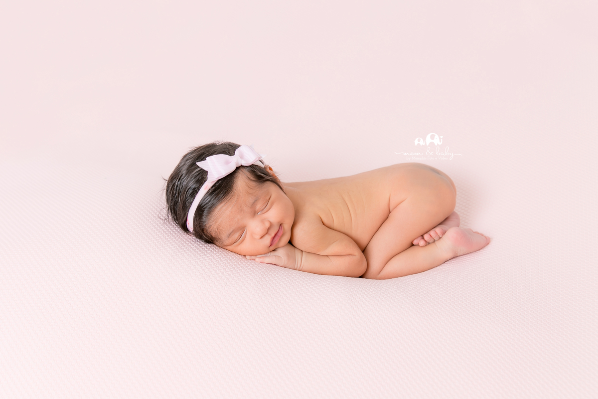 ensaio Newborn em santos,fotografas de santos,bebes de santos,estudio fotografico em santos,segurança,especialistas em newborn em santos,melhores fotografas de newborn em santos,jo farah leticia farah.manta rosa, luz suabe pose de bundinha,bebepeladinho