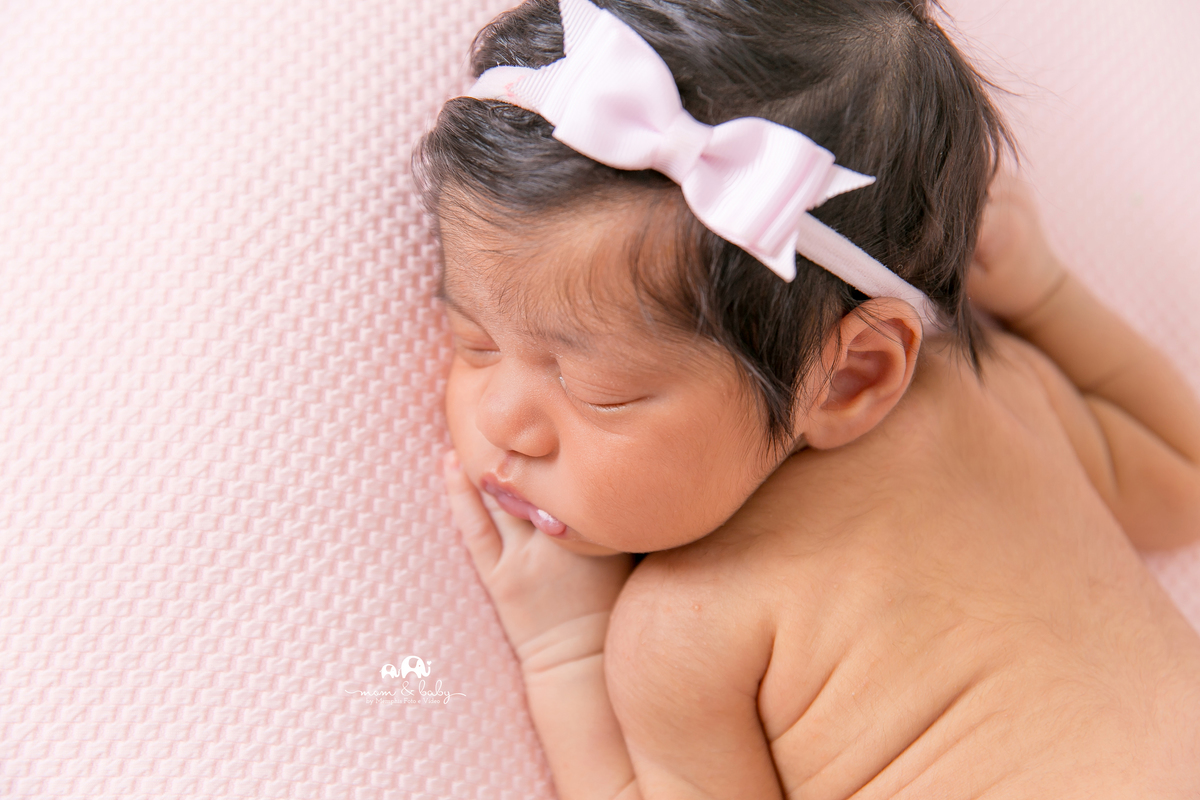 ensaio Newborn em santos,fotografas de santos,bebes de santos,estudio fotografico em santos,segurança,especialistas em newborn em santos,melhores fotografas de newborn em santos,jo farah leticia farah.manta rosa, luz suave pose de bundinha,bebepeladinho
