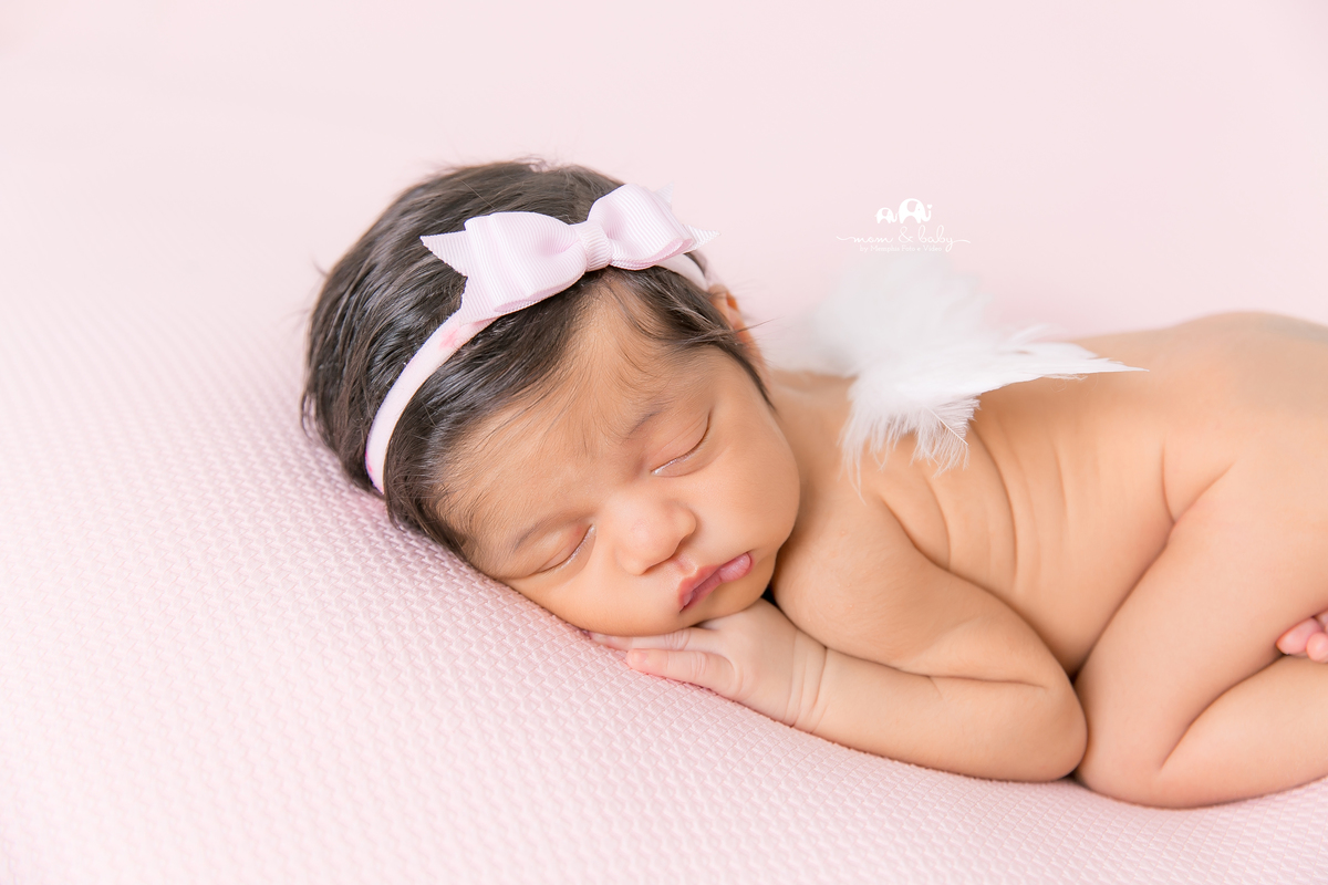 ensaio Newborn em santos,fotografas de santos,bebes de santos,estudio fotografico em santos,segurança,especialistas em newborn em santos,melhores fotografas de newborn em santos,jo farah leticia farah.manta rosa, luz suave pose de bundinha,bebe com asinha
