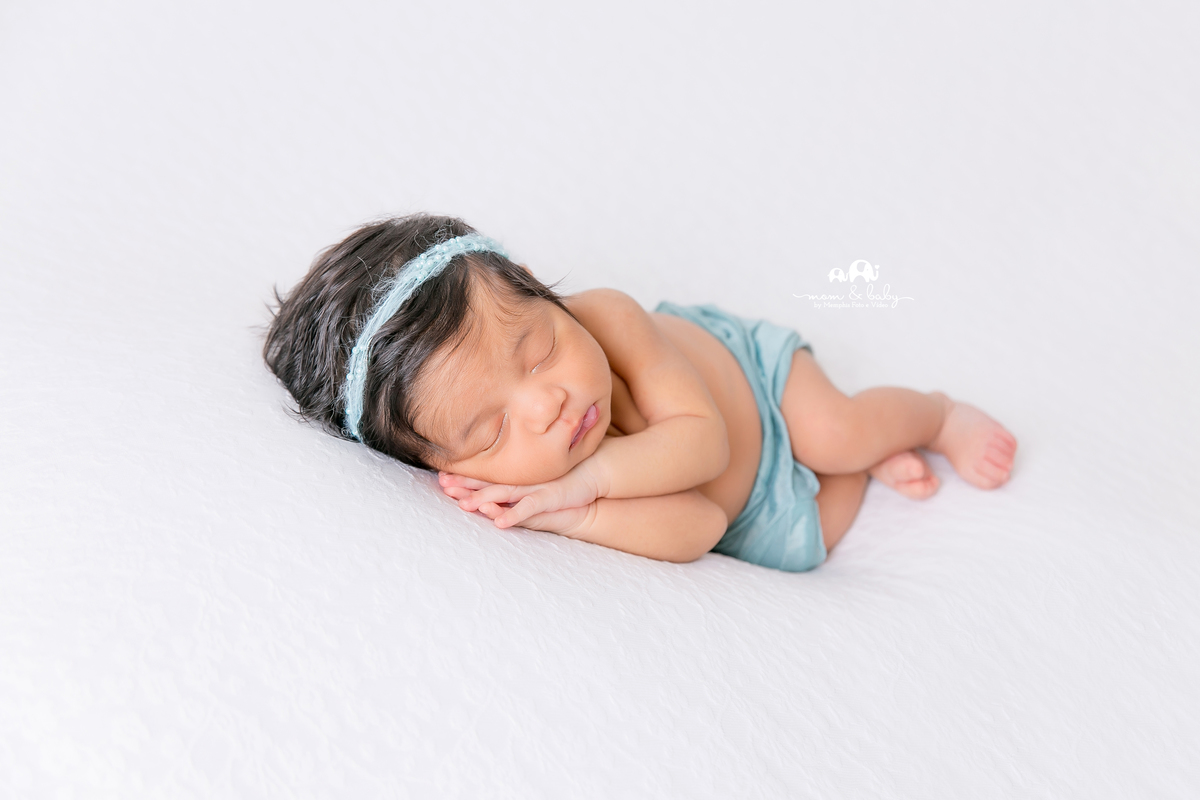 ensaio Newborn em santos,fotografas de santos,bebes de santos,estudio fotografico em santos,segurança,especialistas em newborn em santos,melhores fotografas de newborn em santos,jo farah leticia farah.manta branca, uz suave pose de bundinha,bebe de sainha
