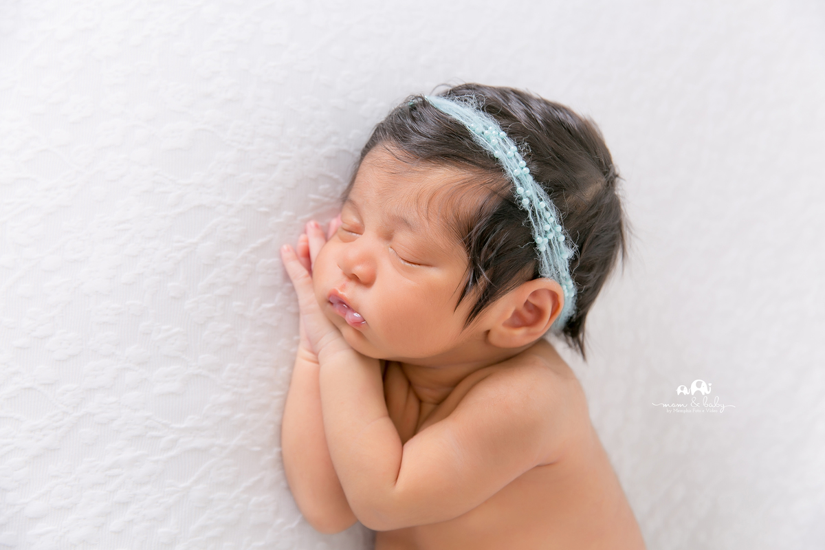 ensaio Newborn em santos,fotografas de santos,bebes de santos,estudio fotografico em santos,segurança,especialistas em newborn em santos,melhores fotografas de newborn em santos,jo farah leticia farah.manta branca, uz suave pose de bundinha,bebe de ladinh