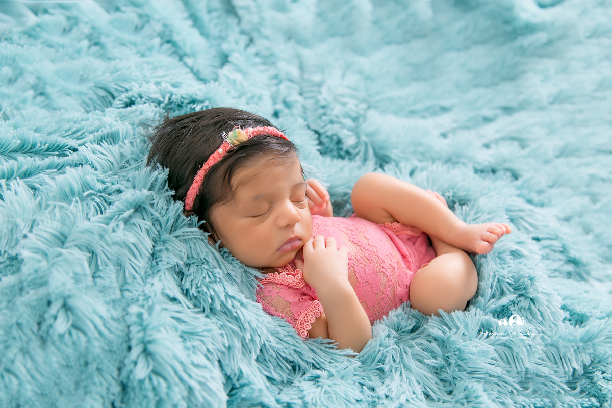 ensaio Newborn em santos,fotografas de santos,bebes de santos,estudio fotografico em santos,segurança,especialistas em newborn em santos,melhores fotografas de newborn em santos,jo farah leticia farah.pelo azul,luz suave pose de barriga pra cima,roupa ros