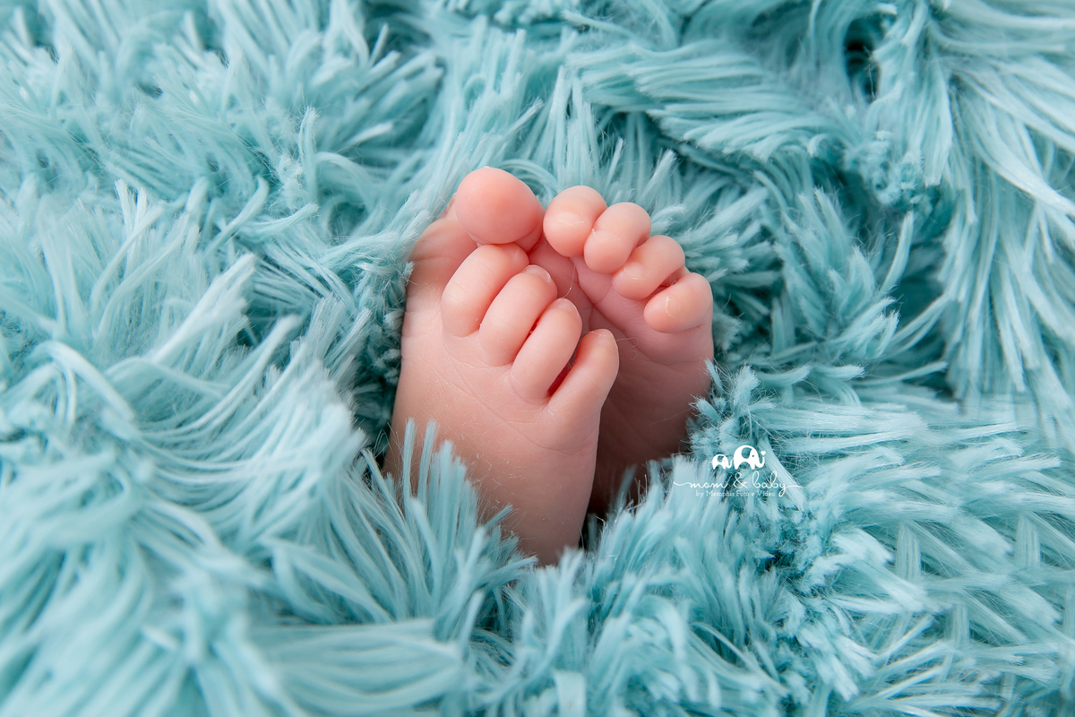 ensaio Newborn em santos,fotografas de santos,bebes de santos,estudio fotografico em santos,segurança,especialistas em newborn em santos,melhores fotografas de newborn em santos,jo farah leticia farah.pelo azul,luz suave, detalhe pesinho do bebe 