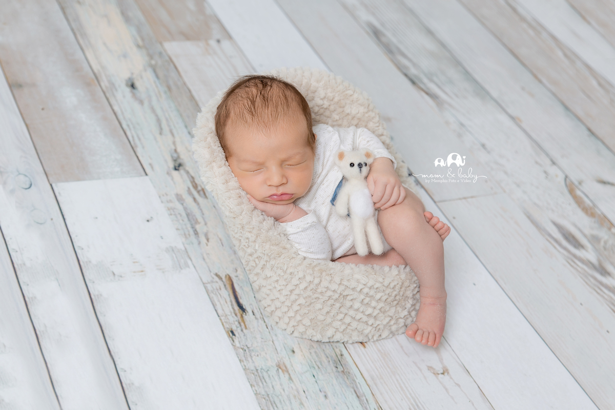 ensaio Newborn em santos,fotografas de santos,bebes de santos,estudio fotografico em santos,segurança,especialistas em newborn em santos,melhores fotografas de newborn em santos,jo farah leticia farah sofazinho, cadeira de newborn ,piso de madeira claro,