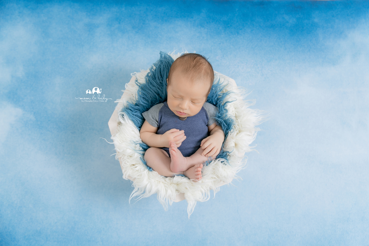 ensaio Newborn em santos,fotografas de santos,bebes de santos,estudio fotografico em santos,segurança,especialistas em newborn em santos,melhores fotografas de newborn em santos,jo farah leticia farah,fundo azul esfumaçado,bebe no cestinho, pelo brando 