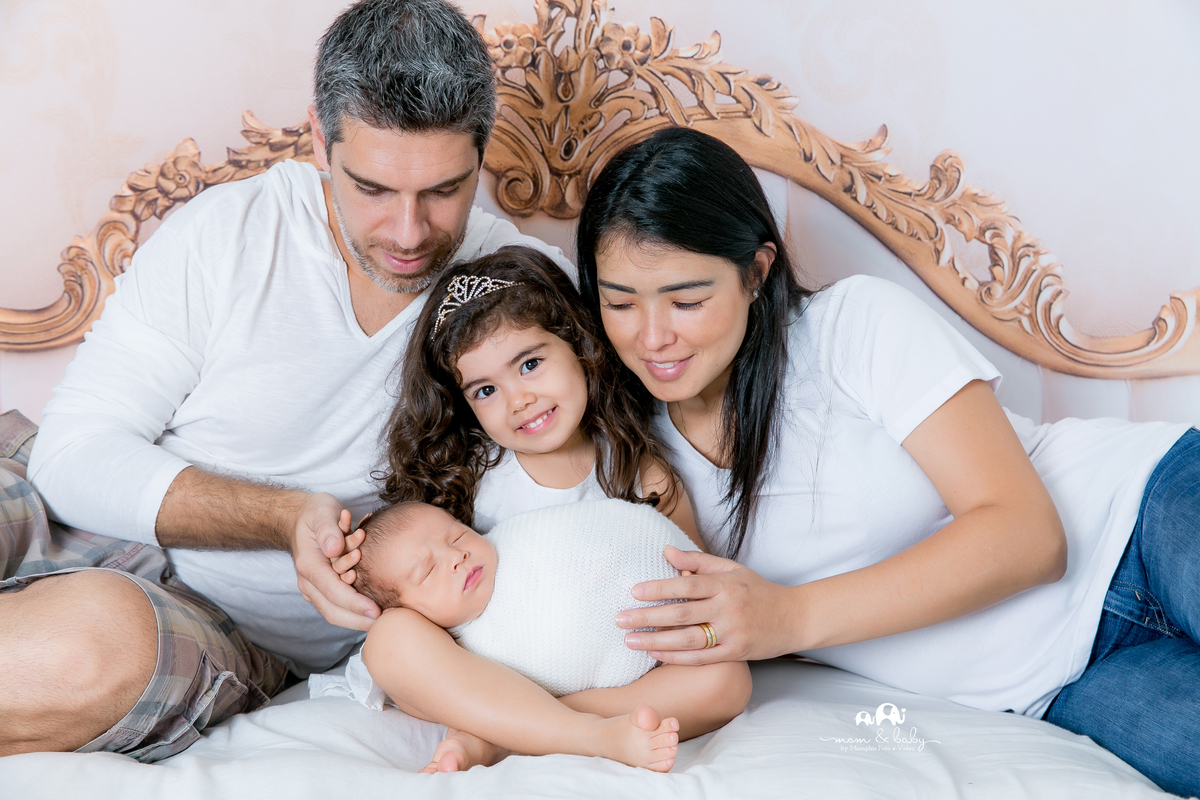 ensaio Newborn em santos,fotografas de santos,bebes de santos,estudio fotografico em santos,segurança,especialistas em newborn em santos,melhores fotografas de newborn em santos,jo farah leticia farah,foto de familia,bebe no wrap,foto na cama em estudio