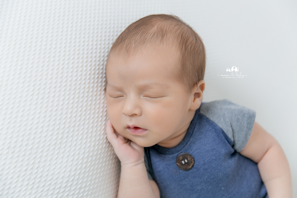 ensaio Newborn em santos,fotografas de santos,bebes de santos,estudio fotografico em santos,segurança,especialistas em newborn em santos,melhores fotografas de newborn em santos,jo farah leticia farah,manda branca,pose de ladinho,roupinha azul,mão queixo