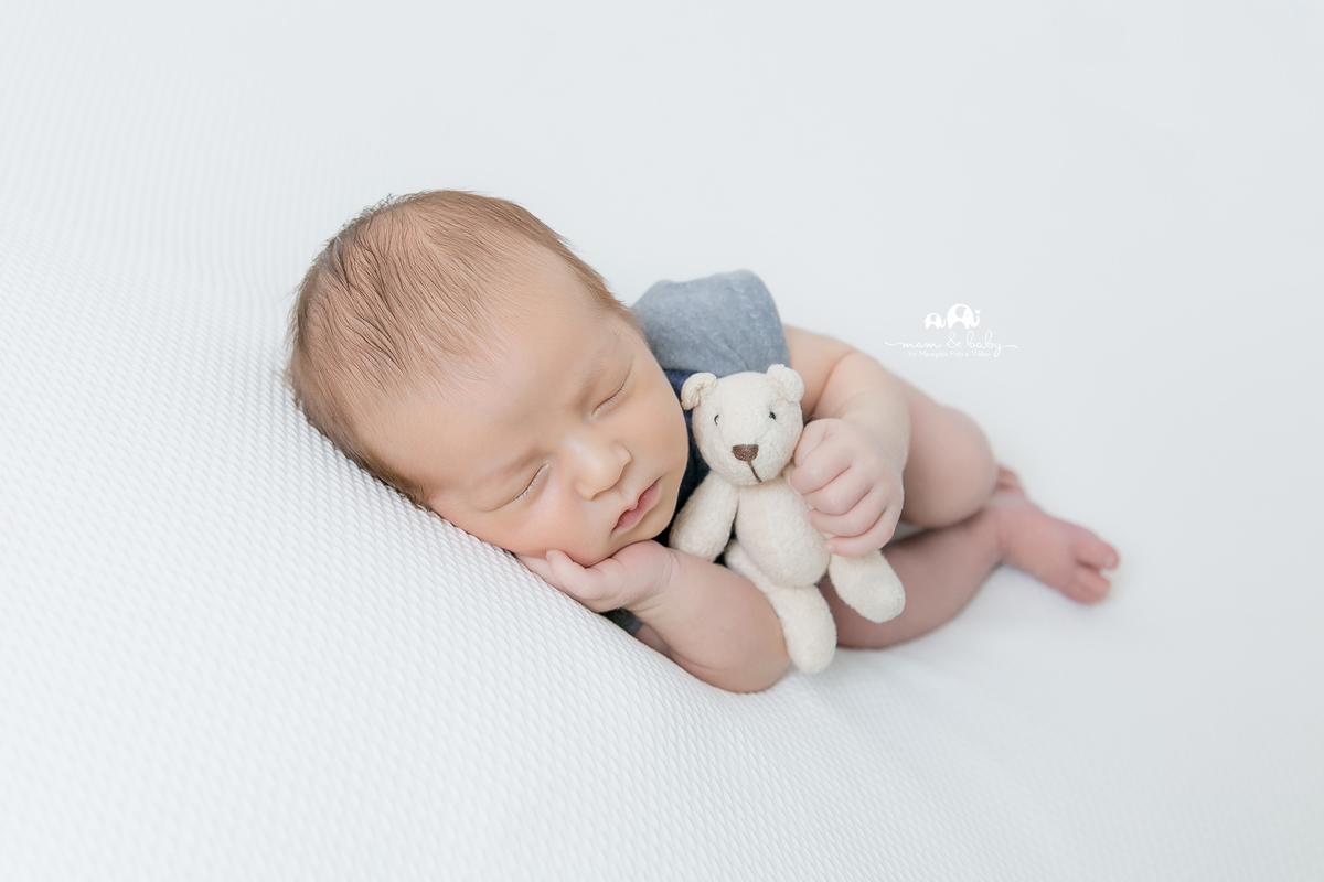 ensaio Newborn em santos,fotografas de santos,bebes de santos,estudio fotografico em santos,segurança,especialistas em newborn em santos,melhores fotografas de newborn em santos,jo farah leticia farah,manda branca,pose de ladinho,roupinha azul,mão queixo