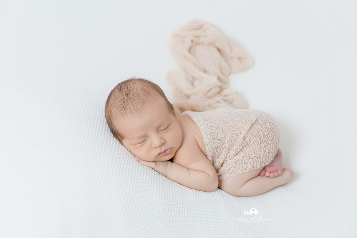 ensaio Newborn em santos,fotografas de santos,bebes de santos,estudio fotografico em santos,segurança,especialistas em newborn em santos,melhores fotografas de newborn em santos,jo farah leticia farah,manda branca,pose de bundinha,warp bege em cima do beb
