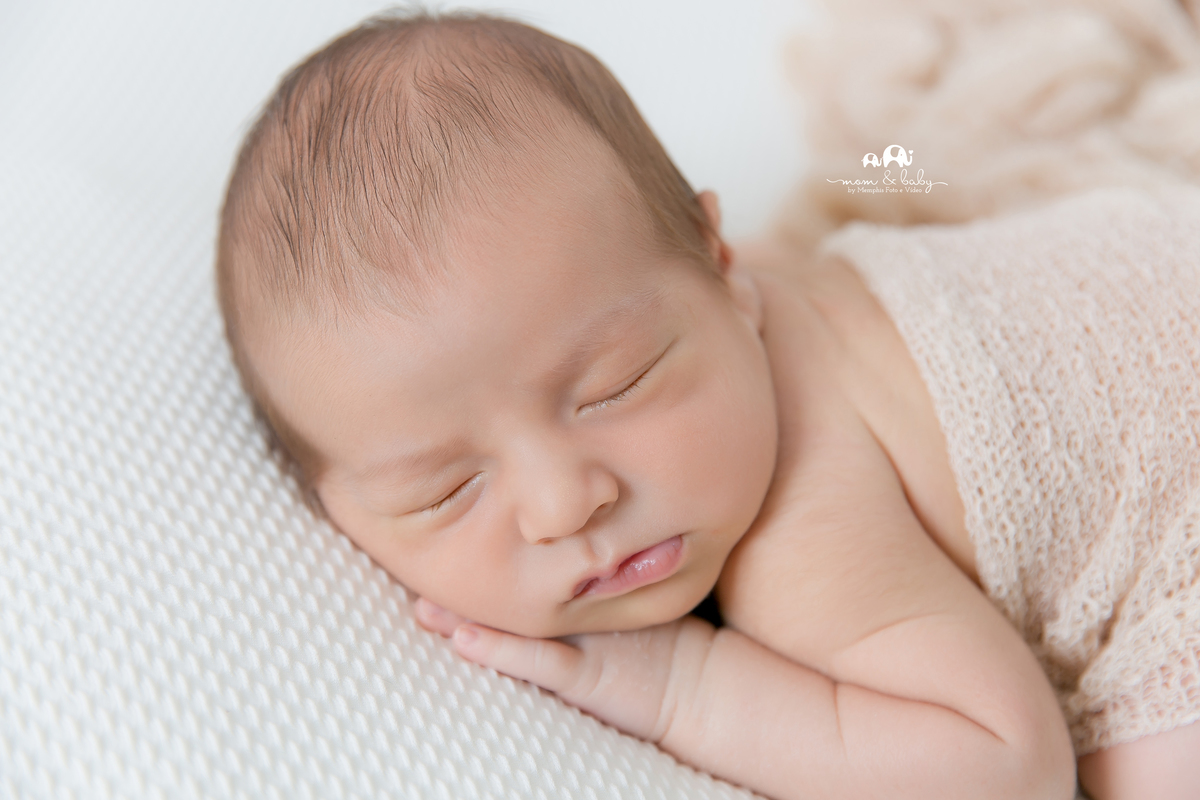 ensaio Newborn em santos,fotografas de santos,bebes de santos,estudio fotografico em santos,segurança,especialistas em newborn em santos,melhores fotografas de newborn em santos,jo farah leticia farah,manda branca,pose de bundinha,warp bege em cima do beb