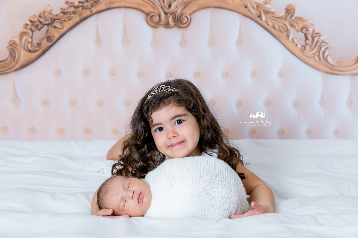 ensaio Newborn em santos,fotografas de santos,bebes de santos,estudio fotografico em santos,segurança,especialistas em newborn em santos,melhores fotografas de newborn em santos,jo farah leticia farah,foto de familia bebe no colo da irma, beb no wrap cama