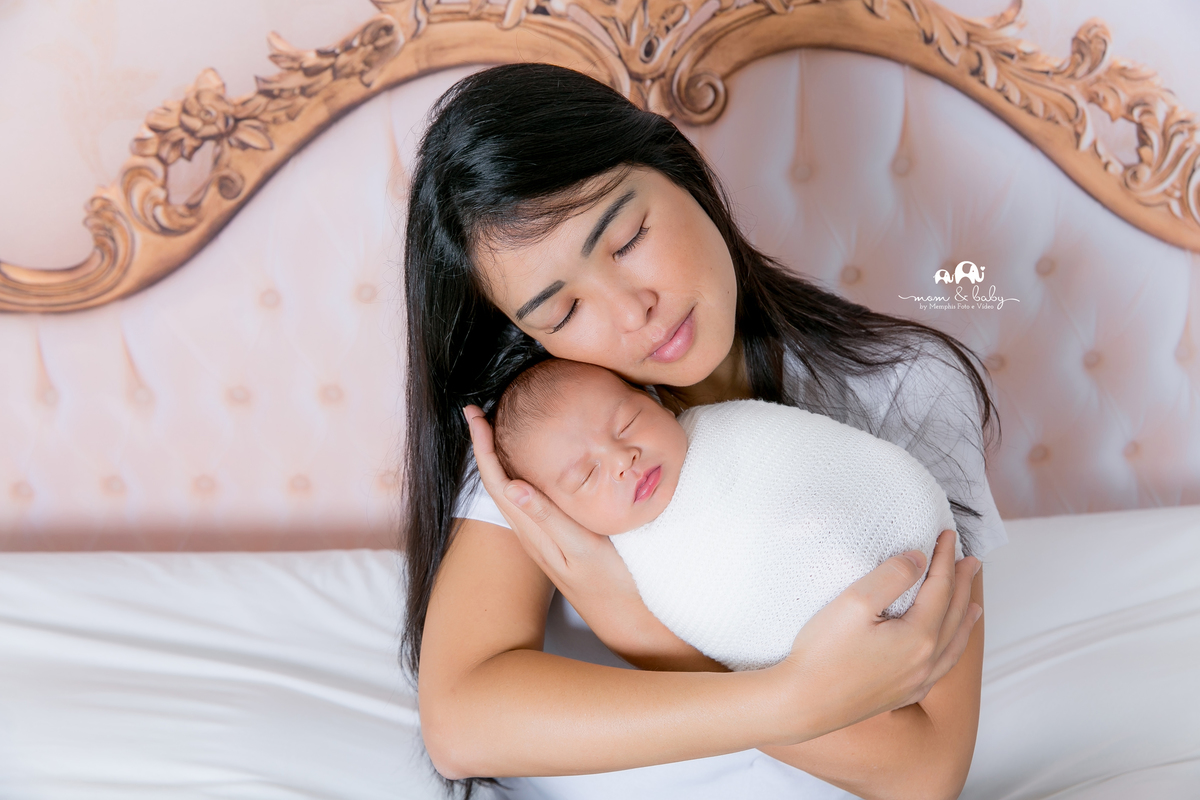 ensaio Newborn em santos,fotografas de santos,bebes de santos,estudio fotografico em santos,segurança,especialistas em newborn em santos,melhores fotografas de newborn em santos,jo farah leticia farah,foto de familia,bebe no wrap,foto na cama em estudio