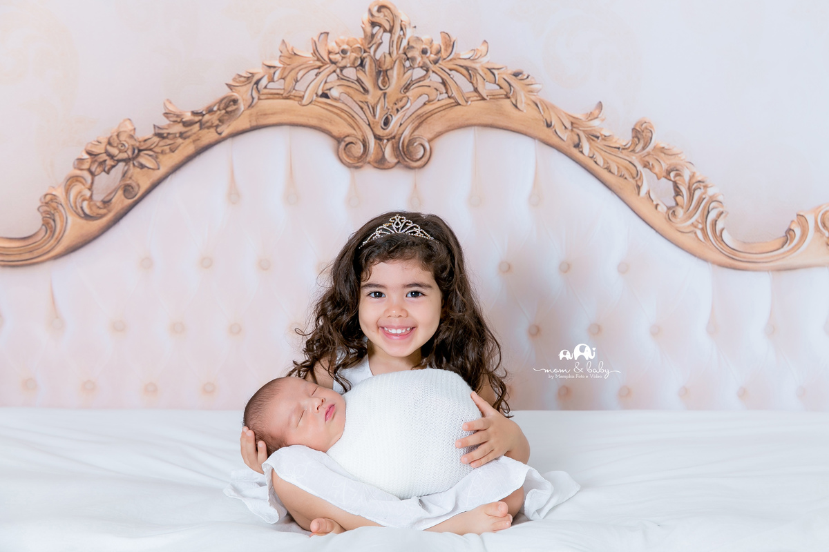 ensaio Newborn em santos,fotografas de santos,bebes de santos,estudio fotografico em santos,segurança,especialistas em newborn em santos,melhores fotografas de newborn em santos,jo farah leticia farah,foto de familia bebe no colo da irma, bebe no wrap