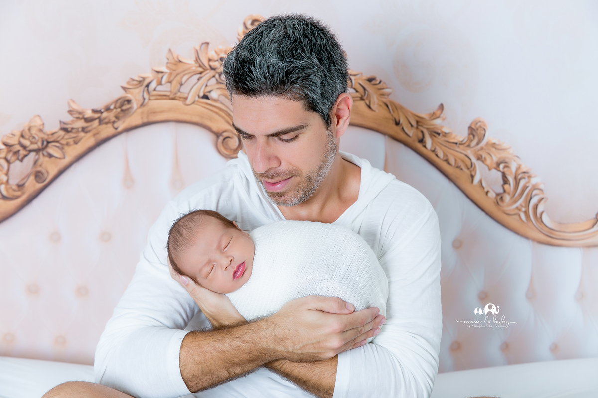 ensaio Newborn em santos,fotografas de santos,bebes de santos,estudio fotografico em santos,segurança,especialistas em newborn em santos,melhores fotografas de newborn em santos,jo farah leticia farah,foto de familia,bebe no wrap,foto na cama em estudio