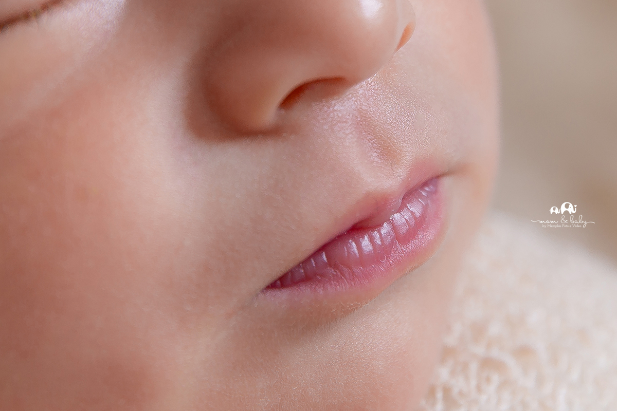 ensaio Newborn em santos,fotografas de santos,bebes de santos,estudio fotografico em santos,segurança,especialistas em newborn em santos,melhores fotografas de newborn em santos,jo farah leticia farah,foto de detalhe,boca de bebe, lente macro