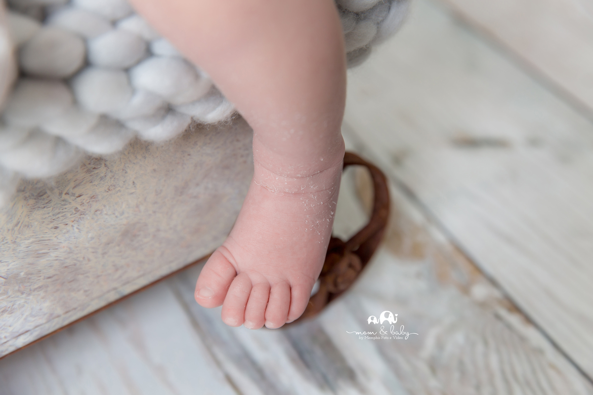 ensaio Newborn em santos,fotografas de santos,bebes de santos,estudio fotografico em santos,segurança,especialistas em newborn em santos,melhores fotografas de newborn em santos,jo farah leticia farah,foto de detalhe,pezinho de bebe, lente macro