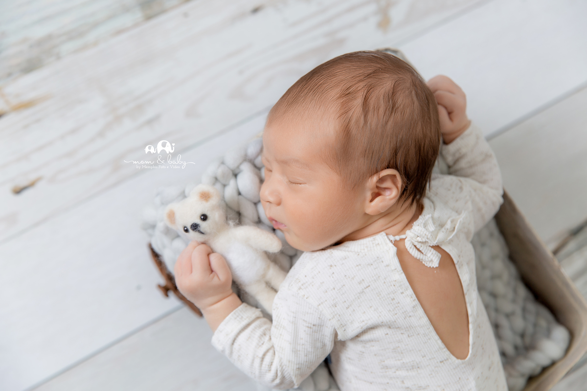 ensaio Newborn em santos,fotografas de santos,bebes de santos,estudio fotografico em santos,segurança,especialistas em newborn em santos,melhores fotografas de newborn em santos,jo farah leticia farah,carrinho vintage,piso de madeira claro, bebe de bruco
