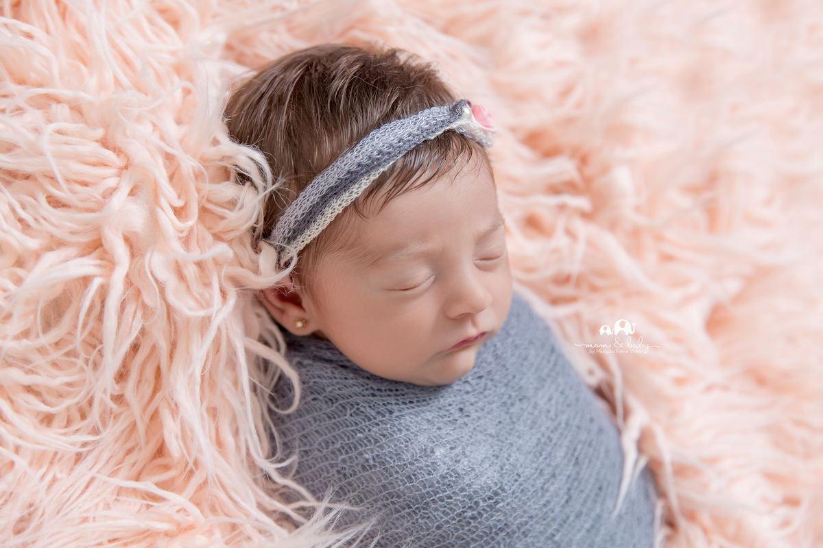 ensaio Newborn em santos,fotografas de santos,bebes de santos,estudio fotografico em santos,segurança,especialistas em newborn em santos,melhores fotografas de newborn em santos,jo farah leticia farah,bebe no warp e no pelo ,variação de angulo cinza rosa