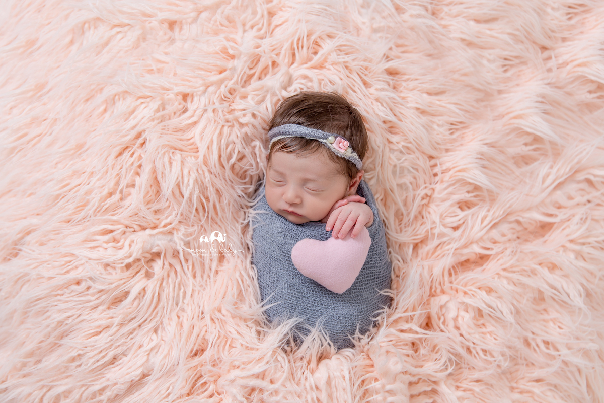 ensaio Newborn em santos,fotografas de santos,bebes de santos,estudio fotografico em santos,segurança,especialistas em newborn em santos,melhores fotografas de newborn em santos,jo farah leticia farah,bebe no warp e no pelo ,mini coração cinza rosa