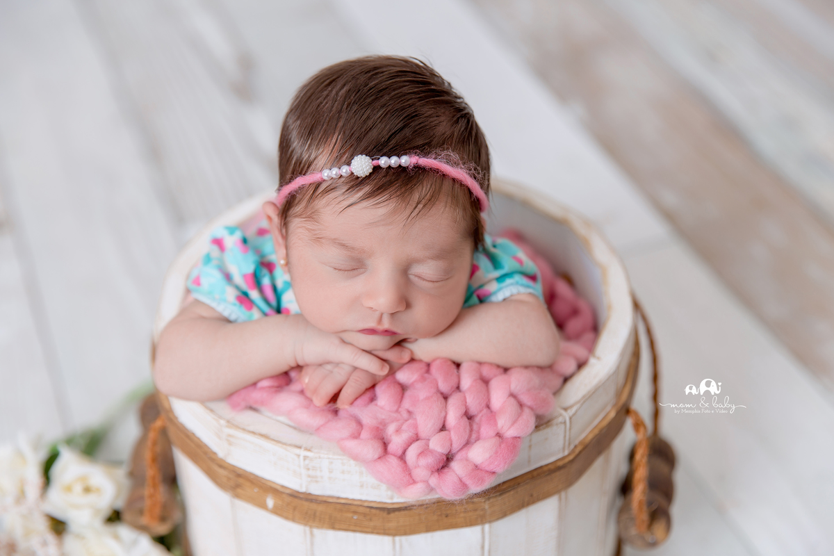 ensaio Newborn em santos,fotografas de santos,bebes de santos,estudio fotografico em santos,segurança,especialistas em newborn em santos,melhores fotografas de newborn em santos,jo farah leticia farah,bebe no baldinho de bruço rosa e azul piso de madeira