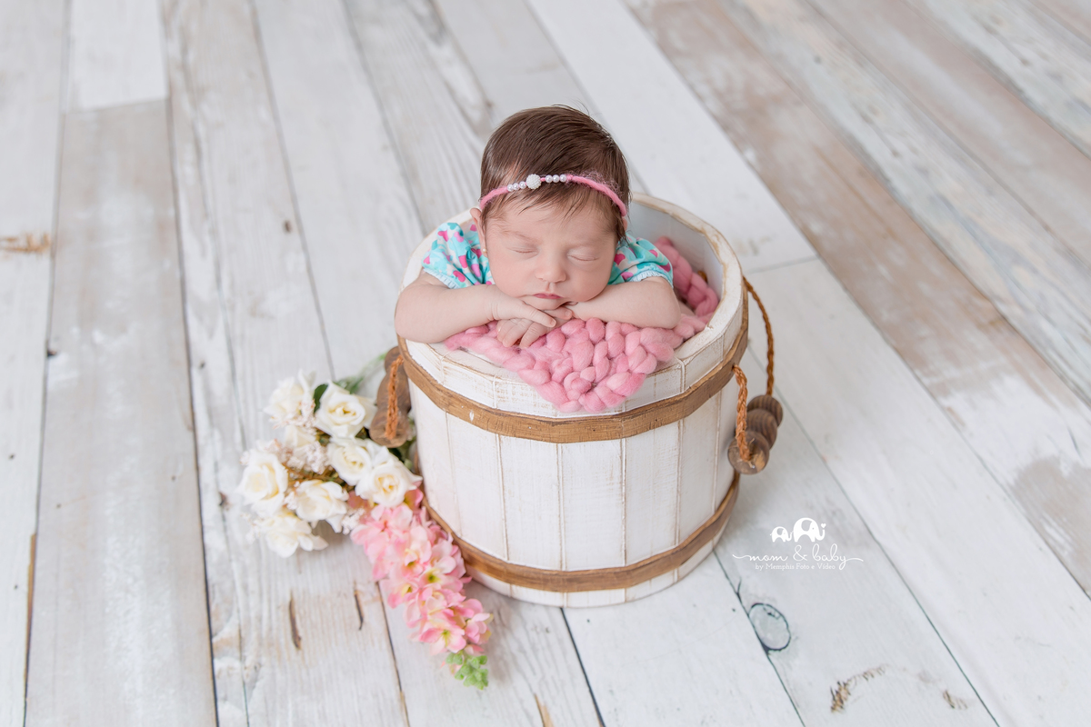 ensaio Newborn em santos,fotografas de santos,bebes de santos,estudio fotografico em santos,segurança,especialistas em newborn em santos,melhores fotografas de newborn em santos,jo farah leticia farah,bebe no baldinho de bruço rosa e azul piso de madeira
