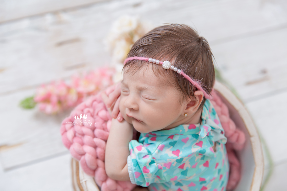 ensaio Newborn em santos,fotografas de santos,bebes de santos,estudio fotografico em santos,segurança,especialistas em newborn em santos,melhores fotografas de newborn em santos,jo farah leticia farah,bebe no baldinho de bruço rosa e azul piso de madeira