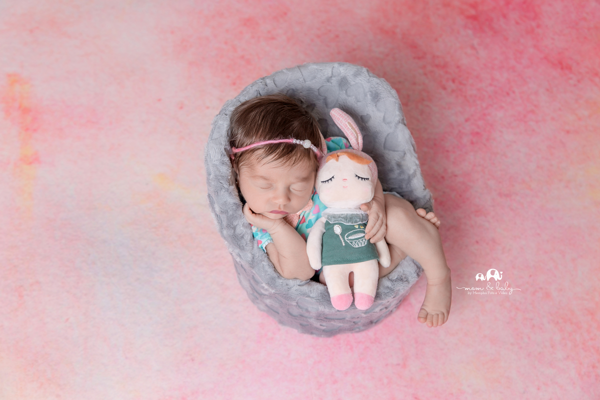 ensaio Newborn em santos,fotografas de santos,bebes de santos,estudio fotografico em santos,segurança,especialistas em newborn em santos,melhores fotografas de newborn em santos,jo farah leticia farah,bebe no posicionador sofazinho cinza com rosa, ursinho