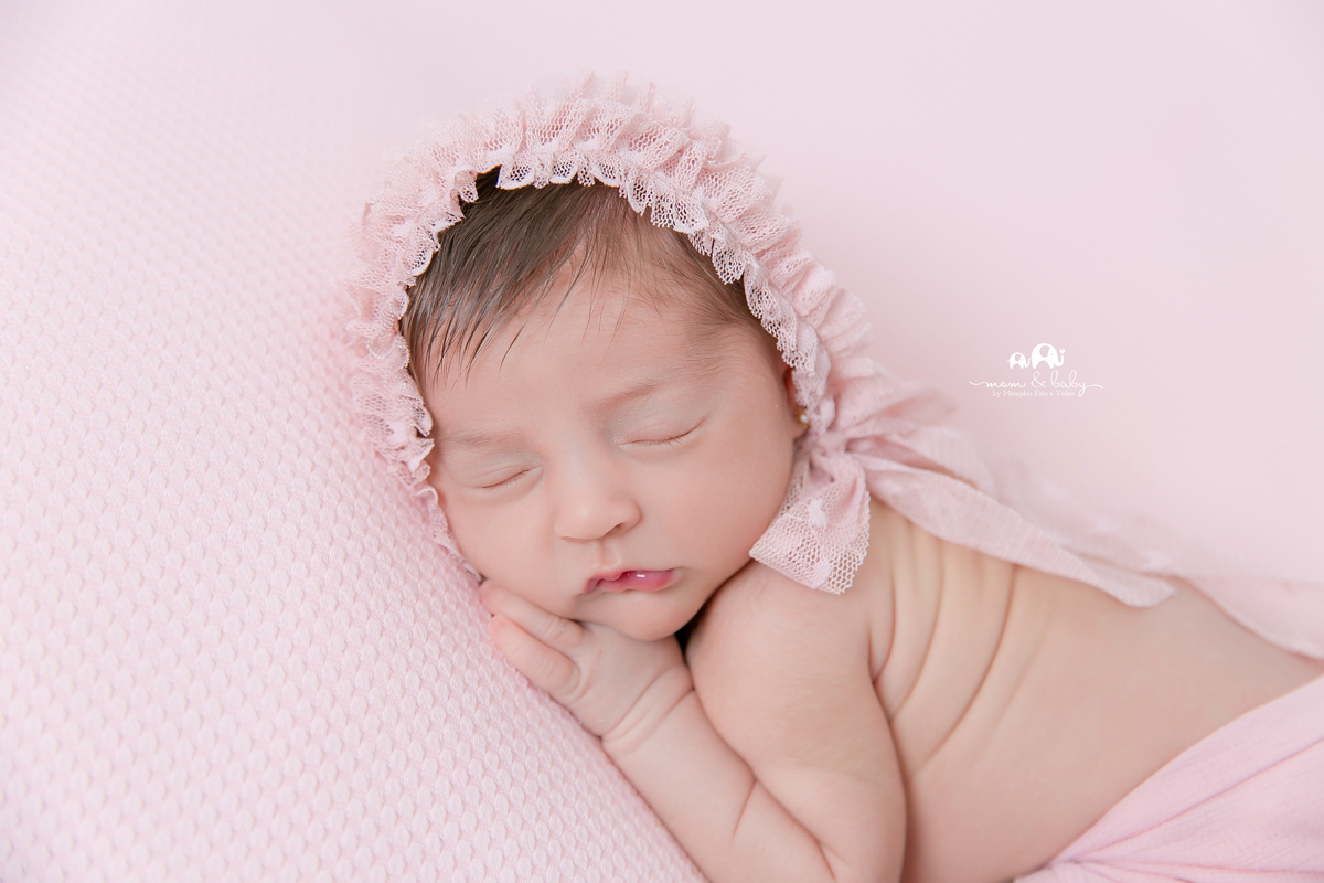 ensaio Newborn em santos,fotografas de santos,bebes de santos,estudio fotografico em santos,segurança,especialistas em newborn em santos,melhores fotografas de newborn em santos,jo farah leticia farah,bebe pose de bundinha,fundo rosa, calça e toquinha ros
