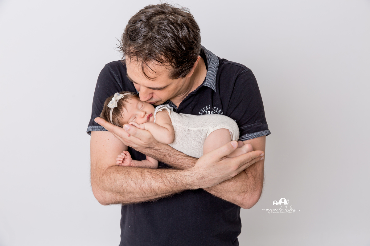 ensaio Newborn em santos,fotografas de santos,bebes de santos,estudio fotografico em santos,segurança,especialistas em newborn em santos,melhores fotografas de newborn em santos,jo farah leticia farah,bebe no colo do pai, foto de familia,papai e bebe