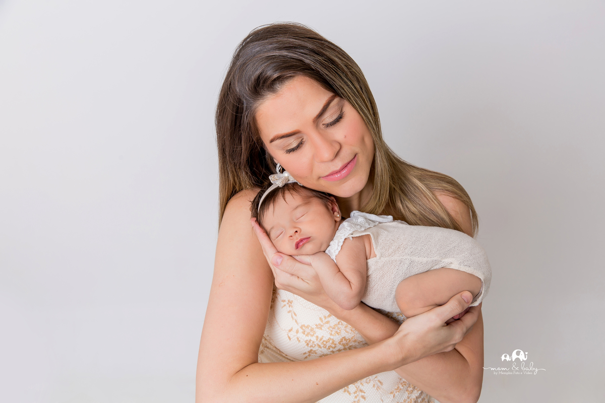 ensaio Newborn em santos,fotografas de santos,bebes de santos,estudio fotografico em santos,segurança,especialistas em newborn em santos,melhores fotografas de newborn em santos,jo farah leticia farah,bebe no colo da mãe,foto de familia,mamae e bebe