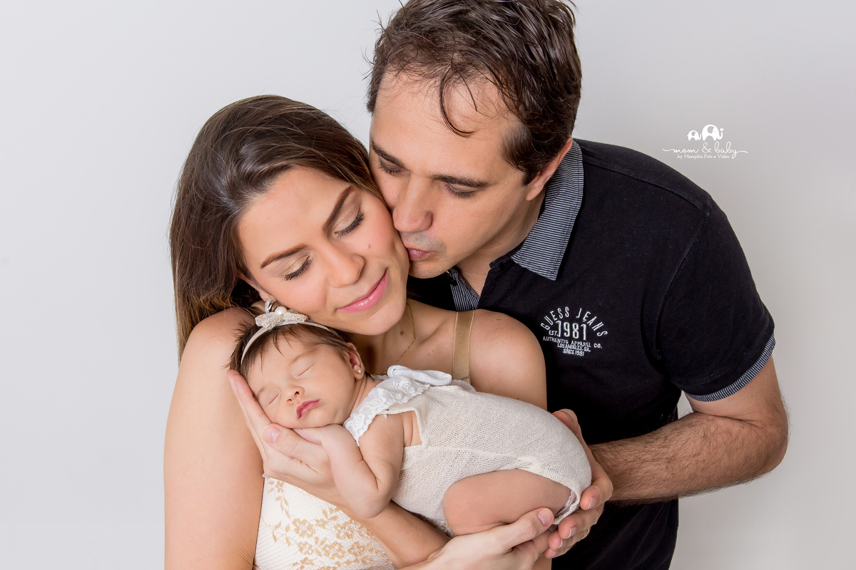 ensaio Newborn em santos,fotografas de santos,bebes de santos,estudio fotografico em santos,segurança,especialistas em newborn em santos,melhores fotografas de newborn em santos,jo farah leticia farah,bebe no colo da mãe,foto de familia,mamae papai e bebe