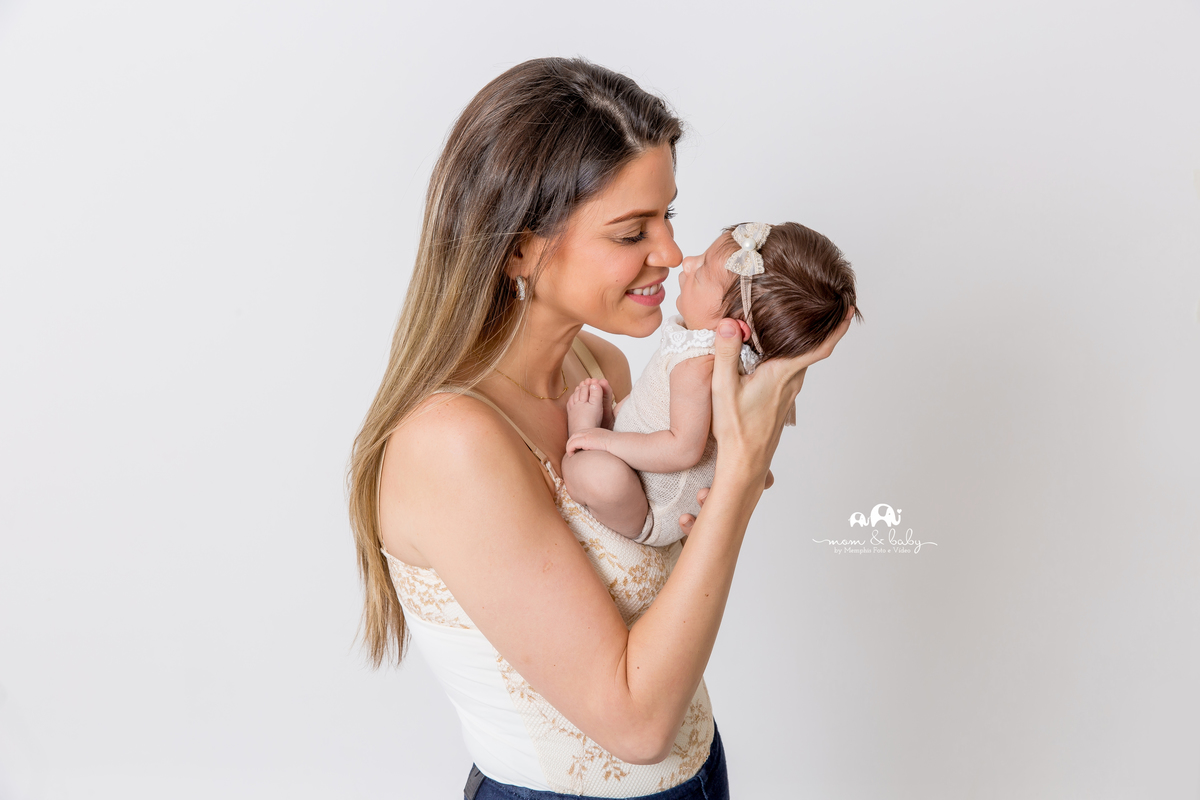 ensaio Newborn em santos,fotografas de santos,bebes de santos,estudio fotografico em santos,segurança,especialistas em newborn em santos,melhores fotografas de newborn em santos,jo farah leticia farah,bebe no colo da mãe,foto de familia,mamae e bebe