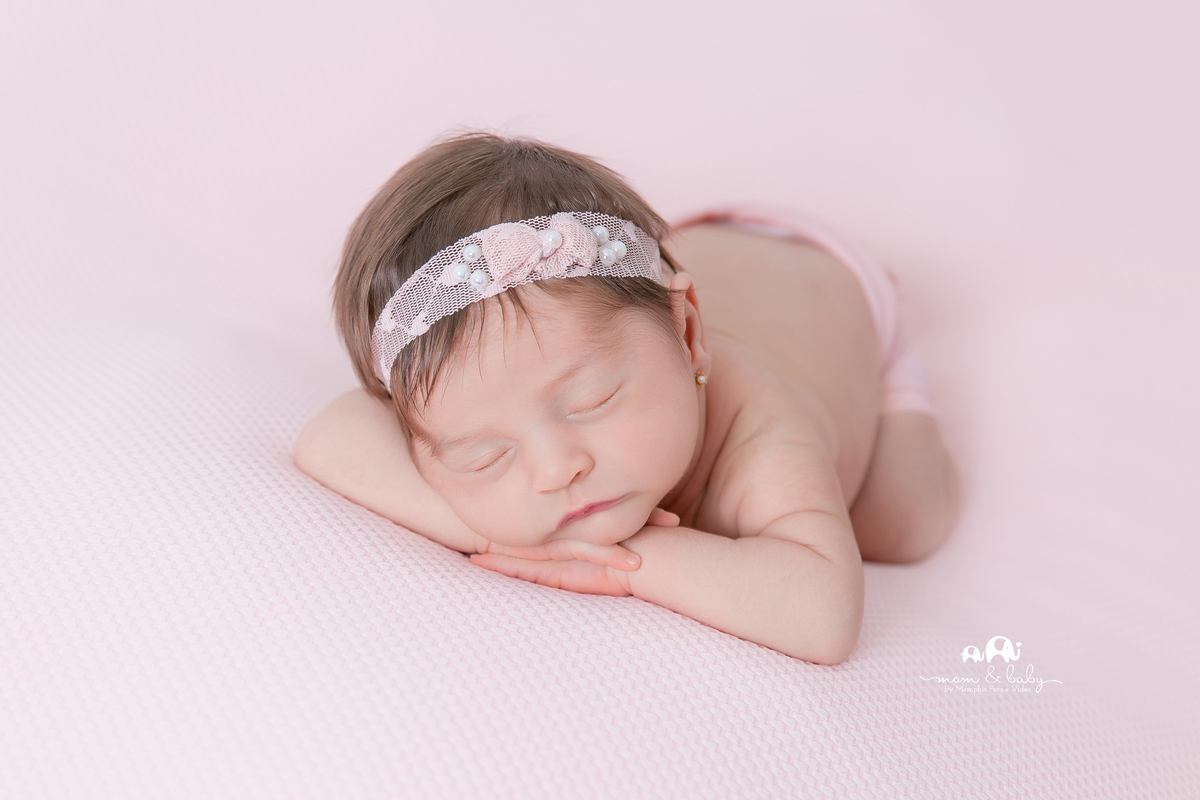 ensaio Newborn em santos,fotografas de santos,bebes de santos,estudio fotografico em santos,segurança,especialistas em newborn em santos,melhores fotografas de newborn em santos,jo farah leticia farah,bebe pose de queixinho,fundo rosa,luz suave, tocha