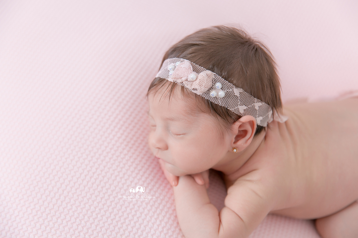 ensaio Newborn em santos,fotografas de santos,bebes de santos,estudio fotografico em santos,segurança,especialistas em newborn em santos,melhores fotografas de newborn em santos,jo farah leticia farah,bebe pose de queixinho,fundo rosa,luz suave, tocha