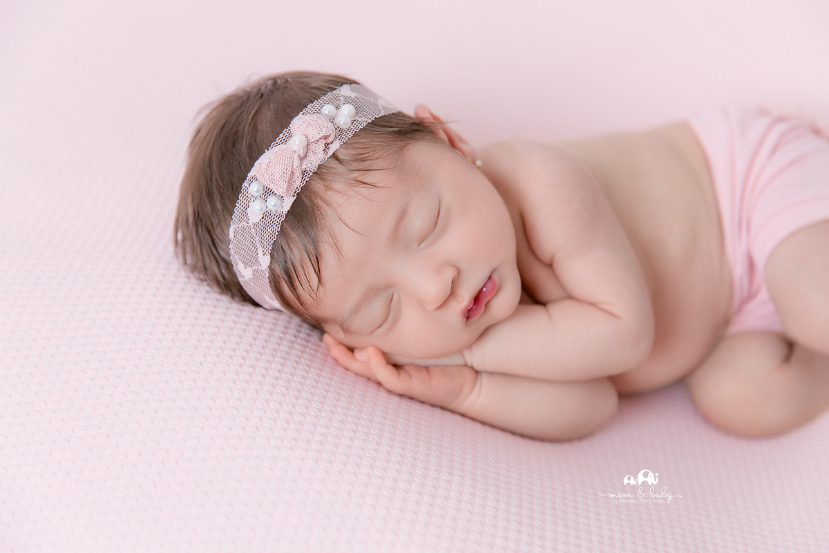 ensaio Newborn em santos,fotografas de santos,bebes de santos,estudio fotografico em santos,segurança,especialistas em newborn em santos,melhores fotografas de newborn em santos,jo farah leticia farah,bebe pose de ladinho,fundo rosa,luz suave, tocha