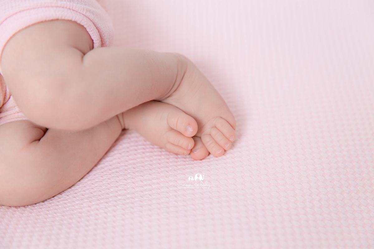 ensaio Newborn em santos,fotografas de santos,bebes de santos,estudio fotografico em santos,segurança,especialistas em newborn em santos,melhores fotografas de newborn em santos,jo farah leticia farah,bebe foto detalhe do pé ,fundo rosa,luz suave, tocha