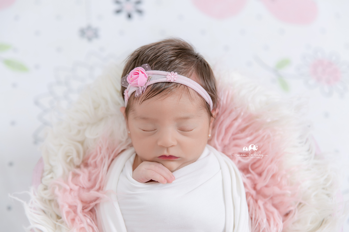 ensaio Newborn em santos,fotografas de santos,bebes de santos,estudio fotografico em santos,segurança,especialistas em newborn em santos,melhores fotografas de newborn em santos,jo farah leticia farah,bebe no warp de malha branco com a mão pra fora , flor