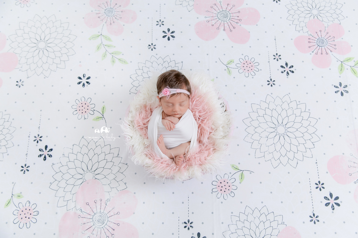 ensaio Newborn em santos,fotografas de santos,bebes de santos,estudio fotografico em santos,segurança,especialistas em newborn em santos,melhores fotografas de newborn em santos,jo farah leticia farah,bebe no warp de malha branco com a mão pra fora , flor