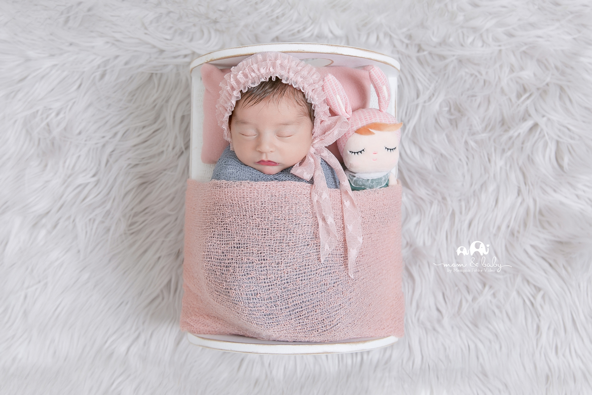 ensaio Newborn em santos,fotografas de santos,bebes de santos,estudio fotografico em santos,segurança,especialistas em newborn em santos,melhores fotografas de newborn em santos,jo farah leticia farah,bebe no warp na caminha com ursinho do lado cinza rosa