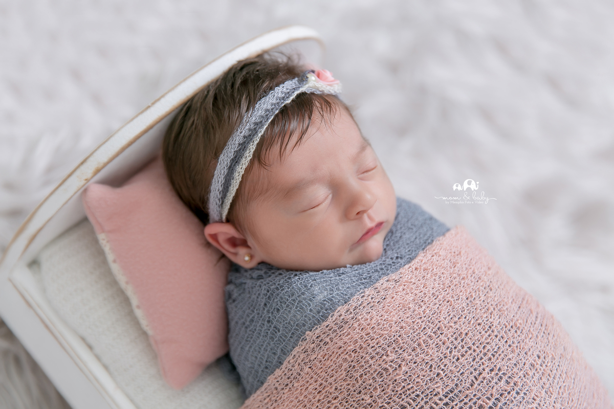 ensaio Newborn em santos,fotografas de santos,bebes de santos,estudio fotografico em santos,segurança,especialistas em newborn em santos,melhores fotografas de newborn em santos,jo farah leticia farah,bebe no warp na caminha ,variação de angulo cinza rosa