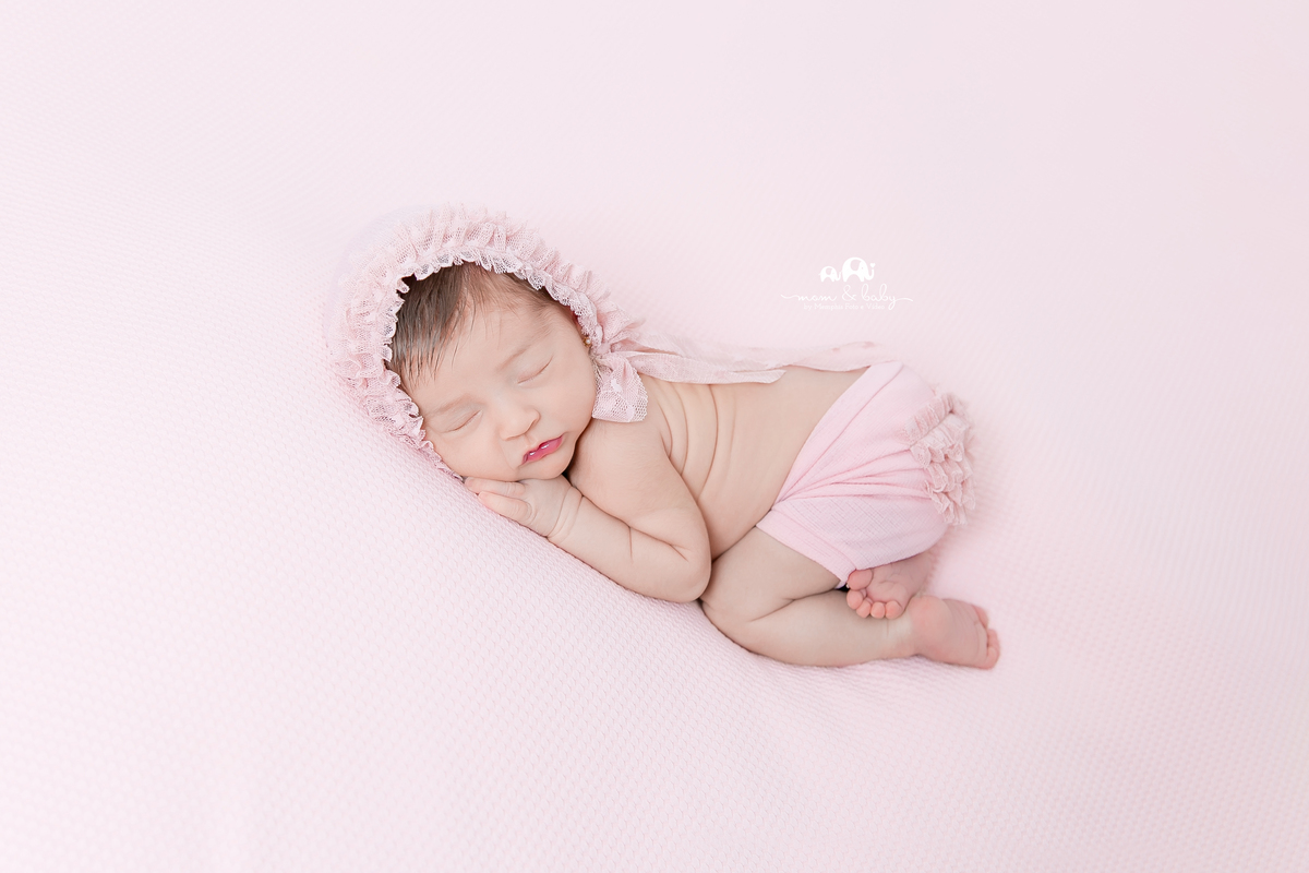 ensaio Newborn em santos,fotografas de santos,bebes de santos,estudio fotografico em santos,segurança,especialistas em newborn em santos,melhores fotografas de newborn em santos,jo farah leticia farah,bebe pose de bundinha,fundo rosa, calça e toquinha ros