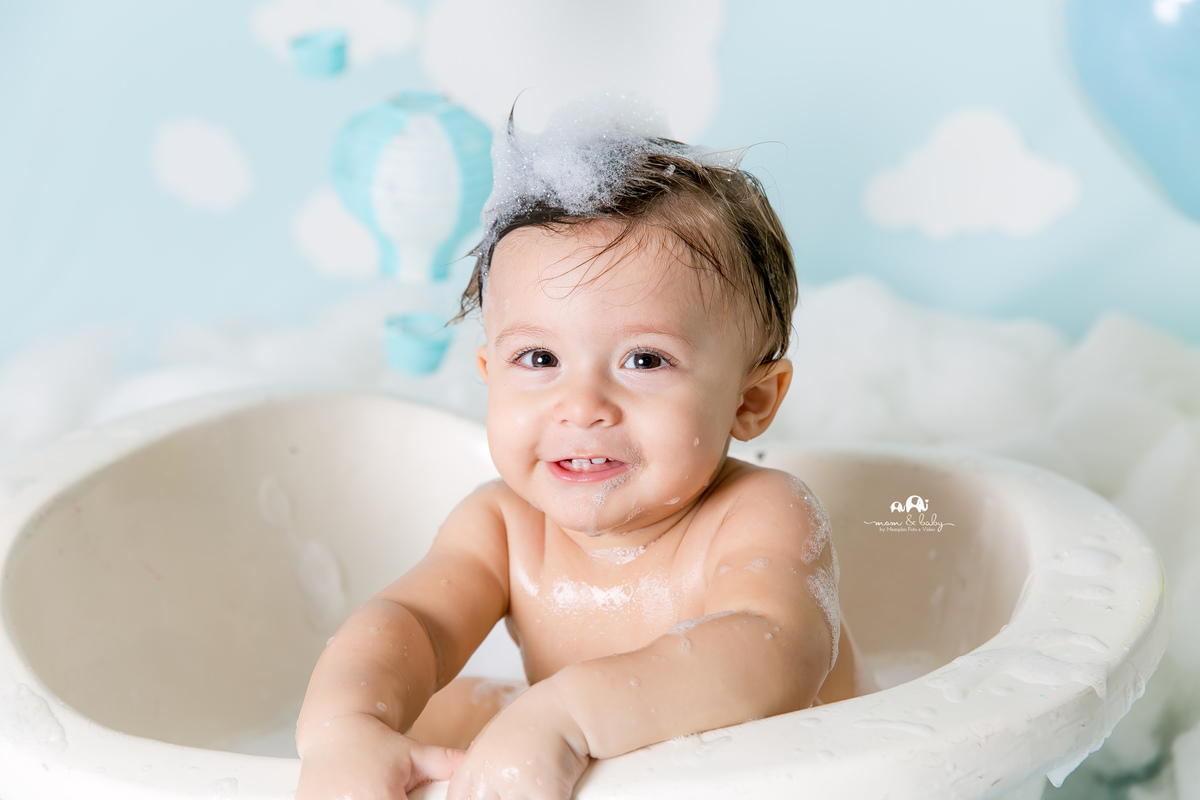 ensaio smash the cake em santos, fotografas de santos,ensaio estudio.smash clean,estudio fotografico em santos,ensaio com bolo jo farah leticia farah,mom and baby santos,smash de baloes,amarelo e azul,nuvens de eva,banheira,hora do banho de espuma,menino