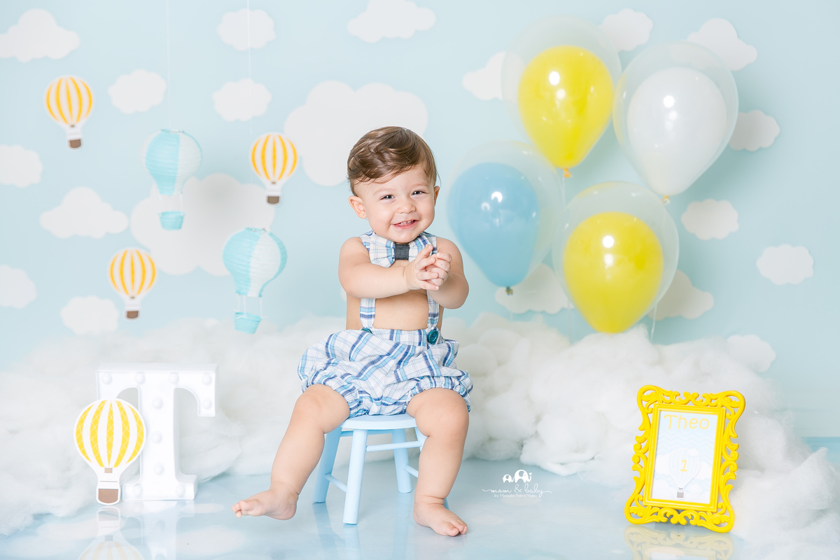 ensaio smash the cake em santos, fotografas de santos,ensaio estudio.smash clean,estudio fotografico em santos,ensaio com bolo jo farah leticia farah,mom and baby santos,smash de baloes,amarelo e azul,suspensorio e gravata borboleta, nuvens de eva,menino