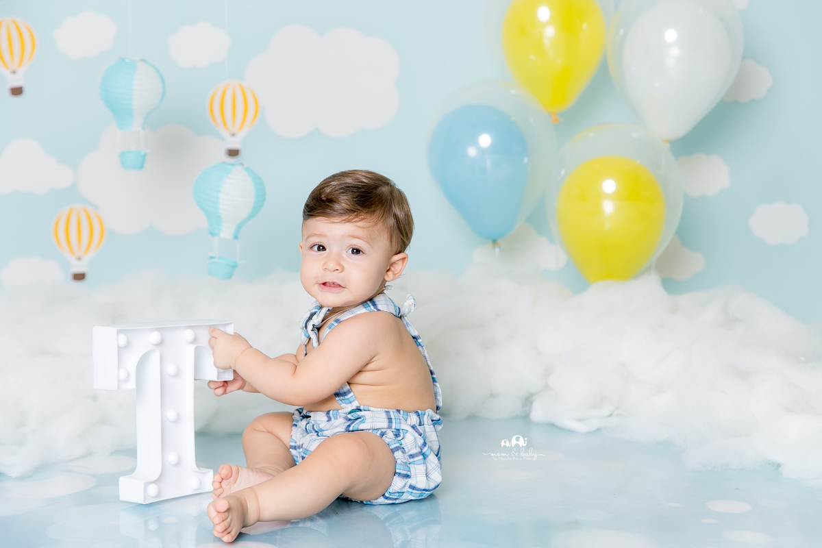 ensaio smash the cake em santos, fotografas de santos,ensaio estudio.smash clean,estudio fotografico em santos,ensaio com bolo jo farah leticia farah,mom and baby santos,smash de baloes,amarelo e azul,suspensorio e gravata borboleta, nuvens de eva,menino