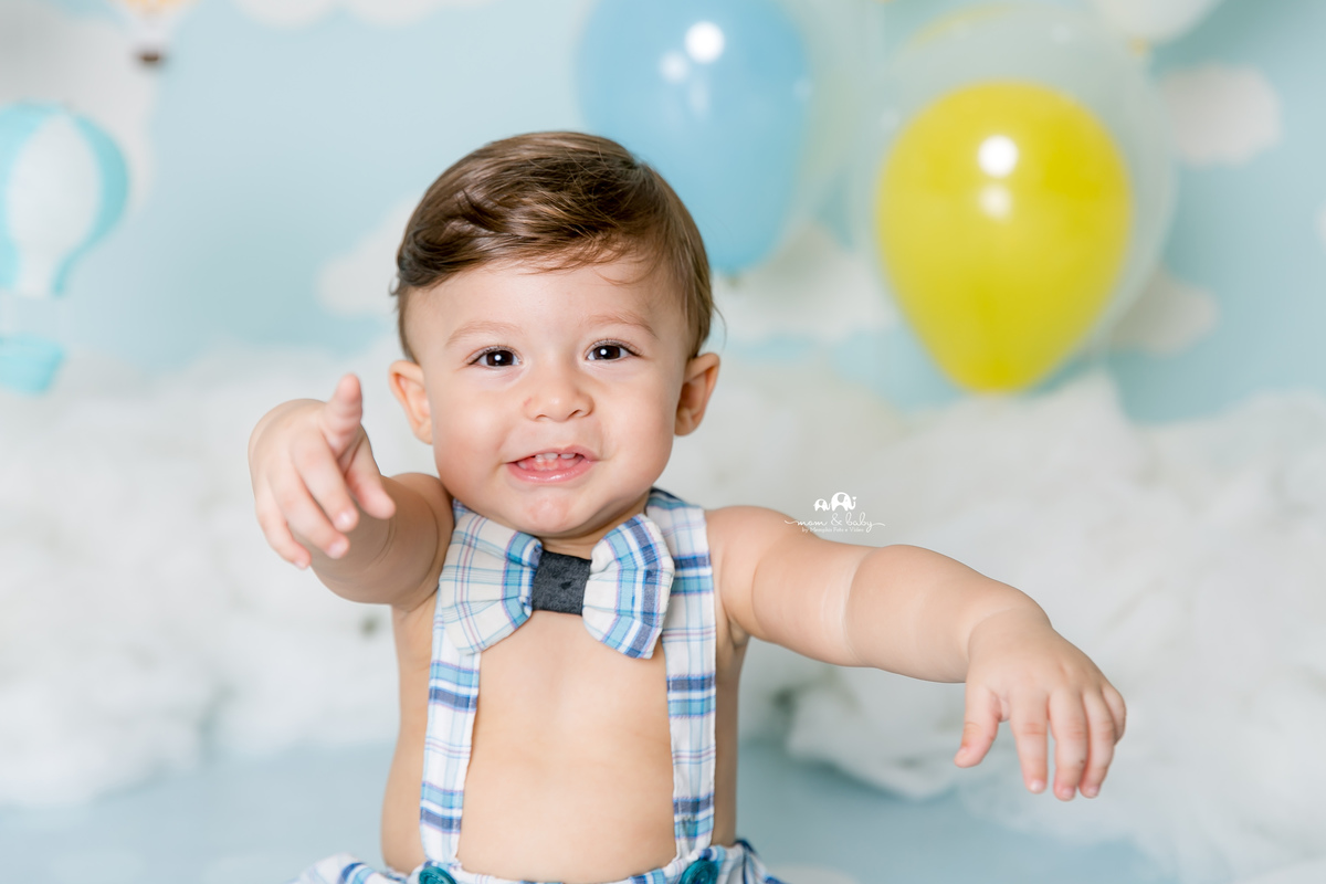 ensaio smash the cake em santos, fotografas de santos,ensaio estudio.smash clean,estudio fotografico em santos,ensaio com bolo jo farah leticia farah,mom and baby santos,smash de baloes,amarelo e azul,suspensorio e gravata borboleta, nuvens de eva,menino