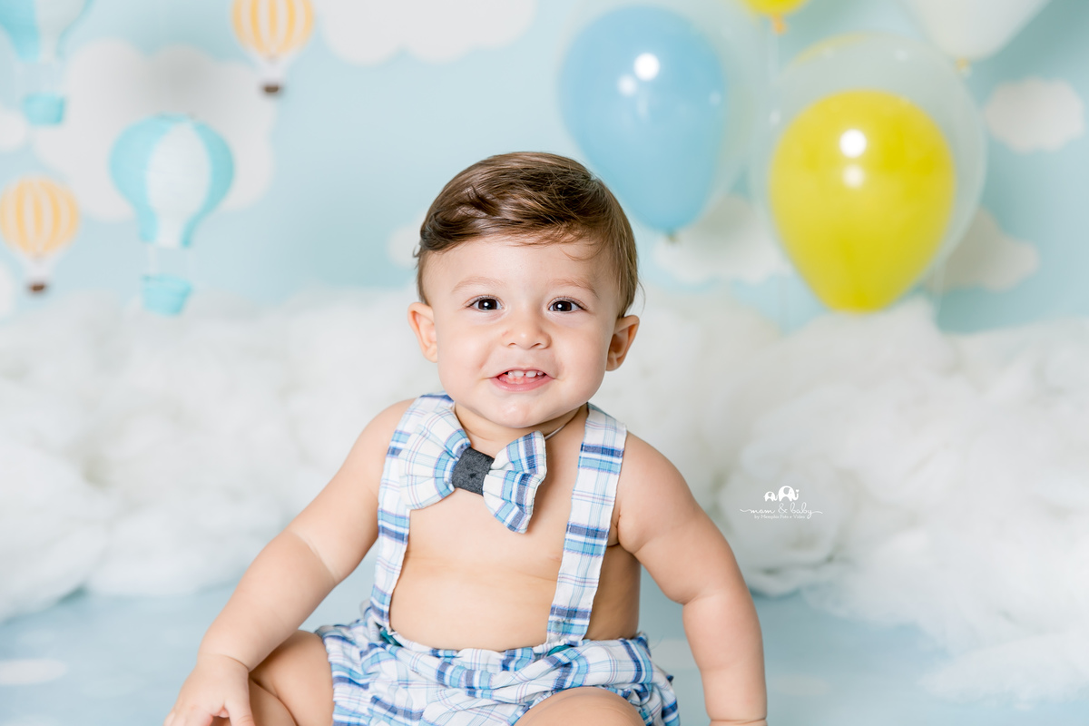 ensaio smash the cake em santos, fotografas de santos,ensaio estudio.smash clean,estudio fotografico em santos,ensaio com bolo jo farah leticia farah,mom and baby santos,smash de baloes,amarelo e azul,suspensorio e gravata borboleta, nuvens de eva,menino