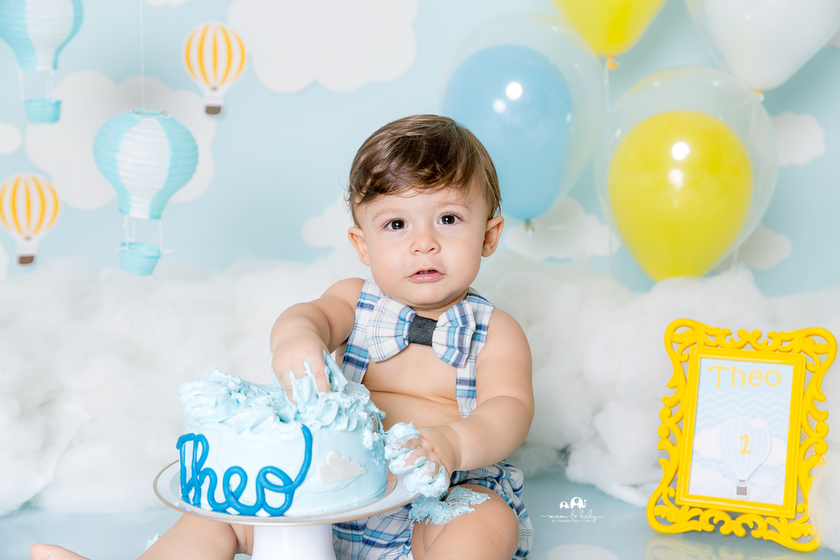 ensaio smash the cake em santos, fotografas de santos,ensaio estudio.smash clean,estudio fotografico em santos,ensaio com bolo jo farah leticia farah,mom and baby santos,smash de baloes,amarelo e azul,suspensorio e gravata borboleta, nuvens de eva,menino